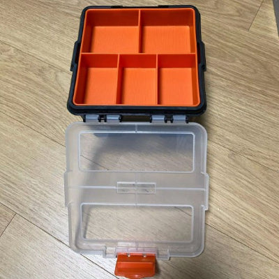 Boite a outils moyenne ouverte sur parquet