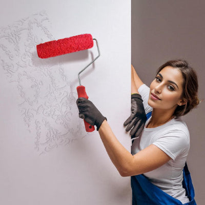 Femme brune appuyée mur salopette peignant autre main mur