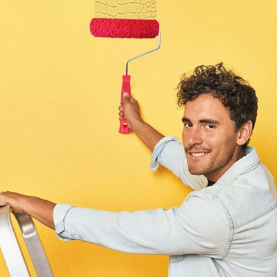 Homme brun souriant escabeau peignant d'une main