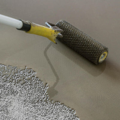 Ré agréage étalé avec rouleau de peinture au bout perche