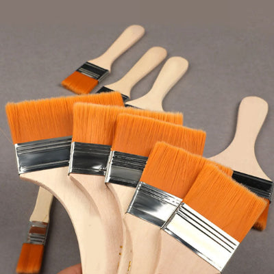 Vision lot pinceaux différentes tailles posés support taupe