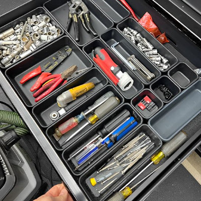 Boites à outils rangées dans tiroir métal outils vis boulons