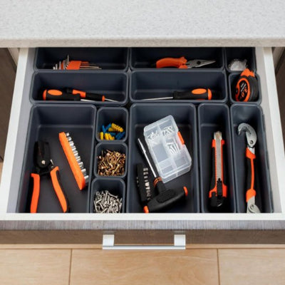 Casiers posés meuble et dans tiroir remplis clés tournevis vis boulon