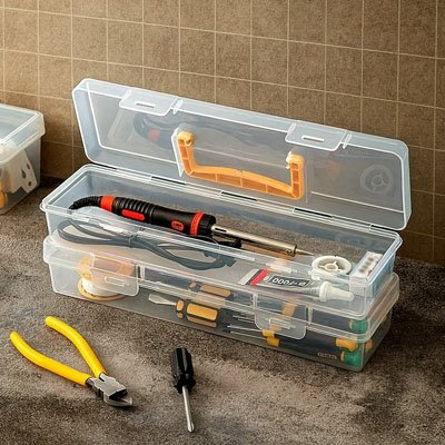 Deux boites posées l'une sur l'autre dessus ouverte pince tournevis dehors