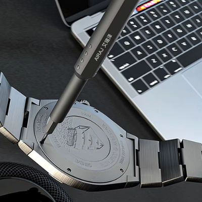 Embout tournevis sur vis dos montre vue morceau clavier ordinateur