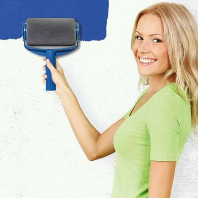Femme souriante peint mur bleu avec tambour