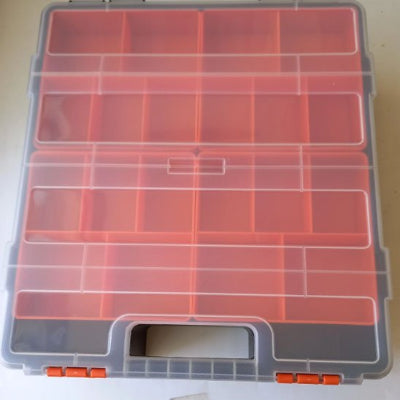 Grande boite a outil vide posee