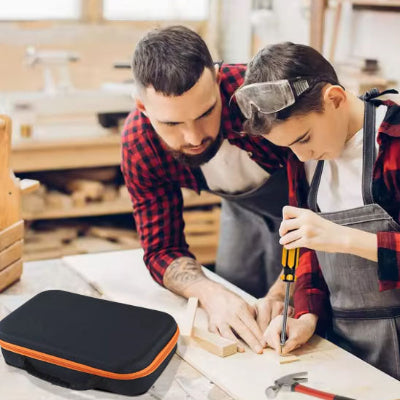 Homme accompagnant adolescent travail planche bois boite posée côté ouvrage