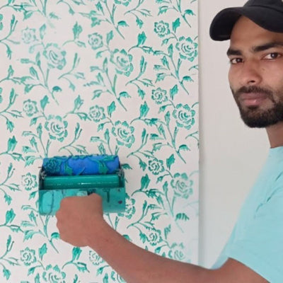 Homme barbu metis bras gauche peint motifs verts mur blanc