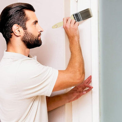 Homme-barbu-peignant-contour-porte-main-droite-pinceau