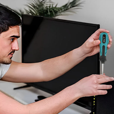 Homme barbu vissant box cote télévision plante