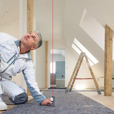 Homme-combinaison-chantier-prend-mesure-hauteur-plafond-sous-pente