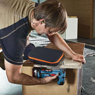 Homme perce caisson par bas mèche ressortant dessus côté boite