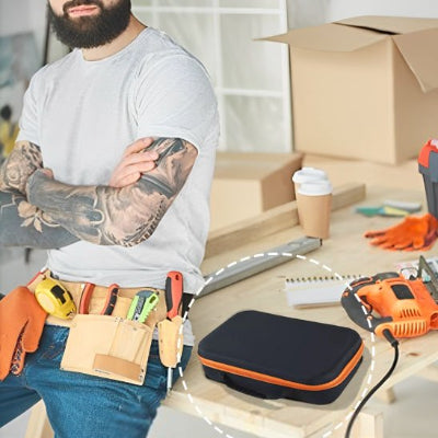 Homme tatoue assis coin table bras croises boite posee cote