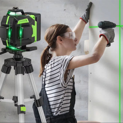 Jeune fille fixant placo avec niveau laser 4D