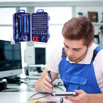 Jeune homme salopette bleue utilise tournevis tablette modèle bleu