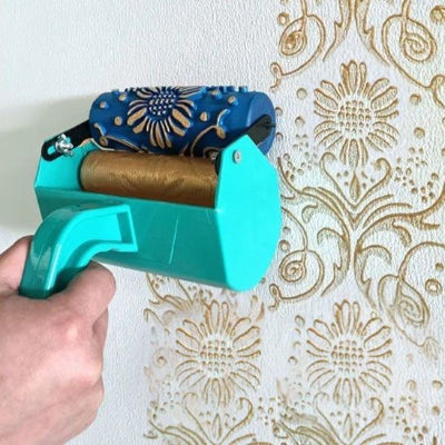 Mur blanc machine A tenu main droite rouleau lisse imbibé peinture marron trempe rouleau motifs