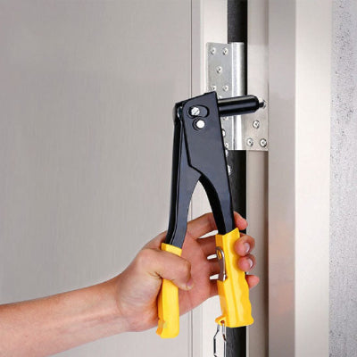 Main pince jaune noire rivetant gonds internes portes