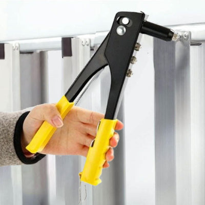 Main tenant pince pistolet en train de riveter rideaux