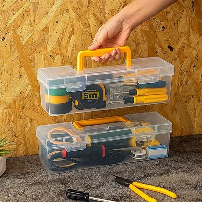 Main portant boite dessus autre boite emboitement