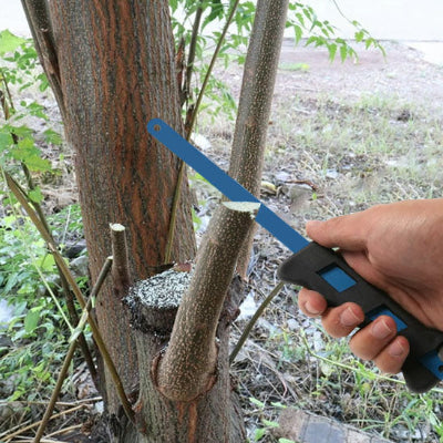 Main droite tenant scie coupant branche