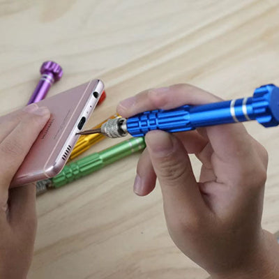 Main-tenant-tournevis-bleu-iPhone-rose-bas-cote-prise-chargement