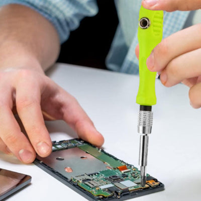 Main tient bout doigt outils répare bas téléphone