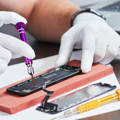 Mains gants blancs intervient intérieur téléphone support bois