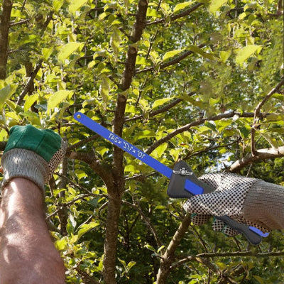 Mains gants travaux coupant branche avec scie bleue