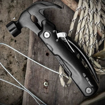 Marteau présente sur planche bois sombre et corde