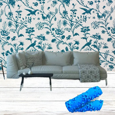 Mur blanc motif vert oiseau feuillage canapé parquet bois blanc