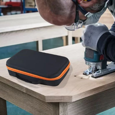 Ouvrier lunettes protection masque découpe table avec boite à outils posée sur ouvrage