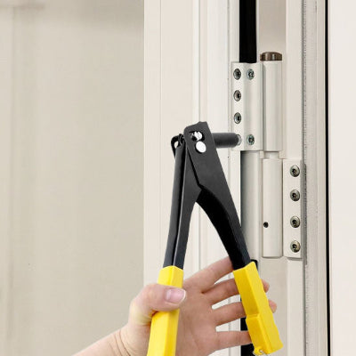 Pince jaune noire rivetant des gonds de porte