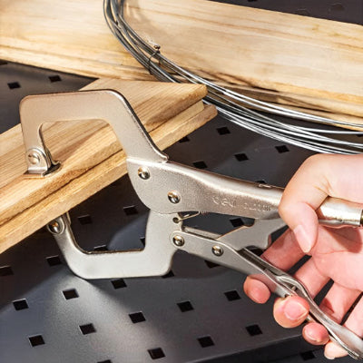 Pince serrant deux planches en bois main support métal