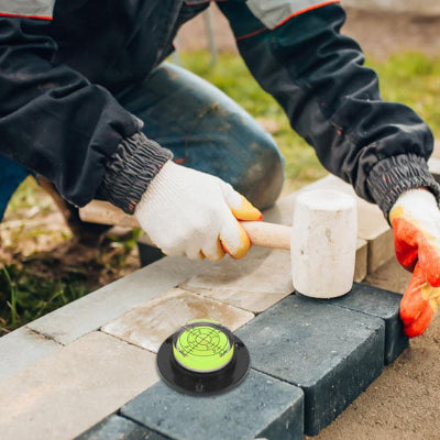 Pose paves carres avec maillet niveau rond