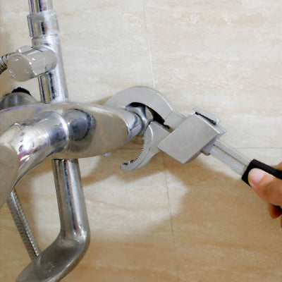Robinet baignoire chrome carrelage clair