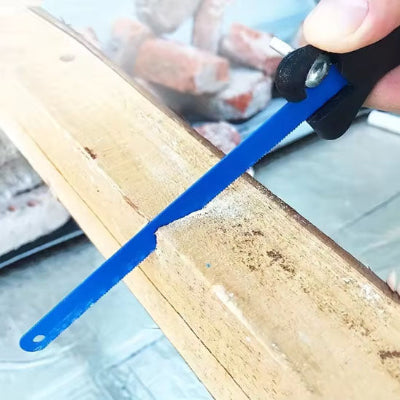 Scie lame bleue coupant poutre bois clair