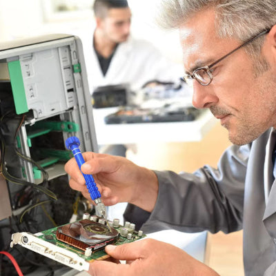 Technicient blouse grise lunette reparant lecteur cd outils jaune