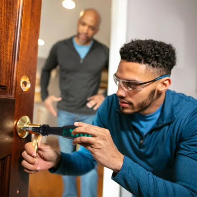 Tournevis magnétique homme visse serrure porte bois