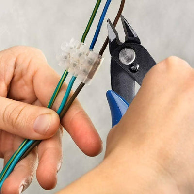 Trois fils électrique passant dans domino mains outil sur un des fils