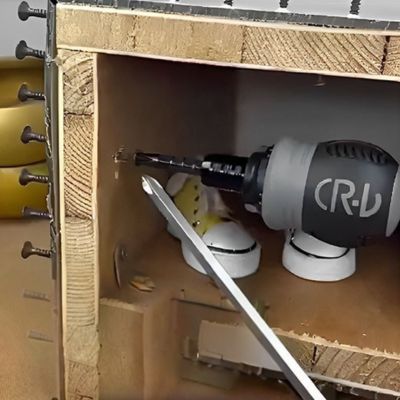 Utilisation tournevis cadre sous plan construction