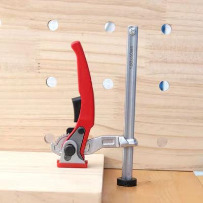 Vue-pince-fixant-planche-support-bois-et-fond-image-bois-trous