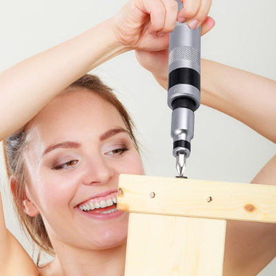 femme-travaillant-en-hauteur-souriante-avec-tournevis-a-frapper