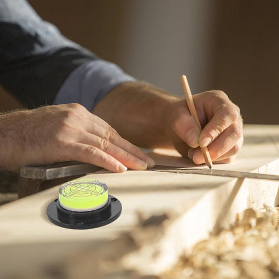 Homme traçant trait sur poutre bois a cote niveau