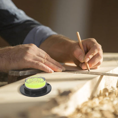 Homme traçant trait sur poutre bois a cote niveau