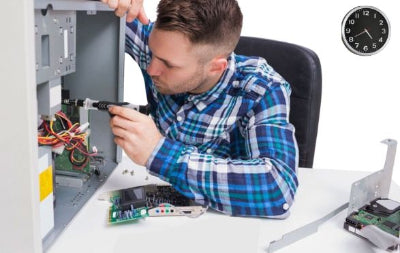 Jeune homme chemise carreaux bleu utilise tournevis