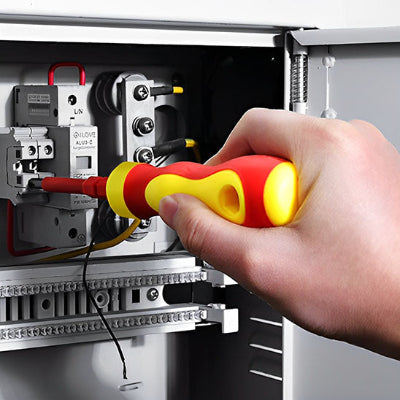 main tenant tournevis isole disjoncteur armoire électrique