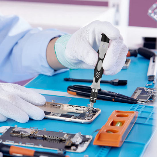 Mains gants blancs tournevis téléphone intérieur tapis bleu ordonne