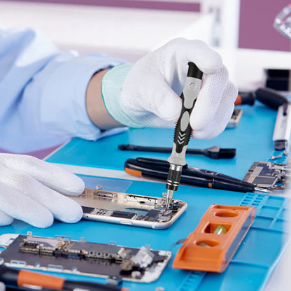 Mains gants blancs tournevis téléphone intérieur tapis bleu ordonne